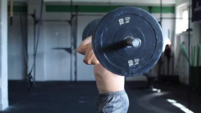 健身房的重量训练男人轻松的举起杠铃