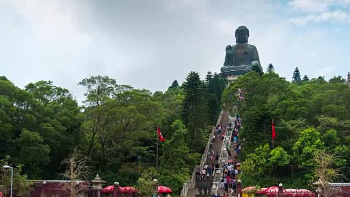 时间流逝: 游客在香港昂坪参观天坛佛