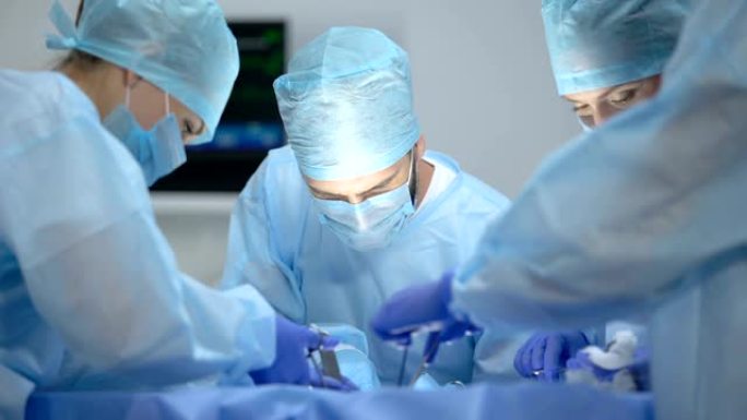 神经外科医生使用现代设备在医院进行手术，工作