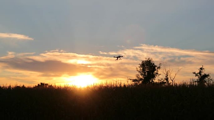 无人机在日落时飞过第一架