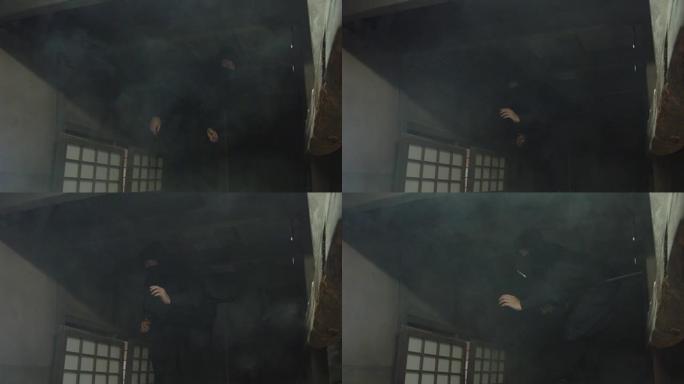 烟熏日本街上的面具忍者