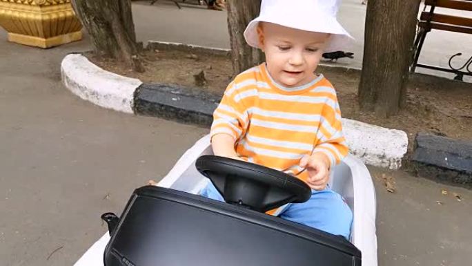 小男孩在公园里骑玩具车