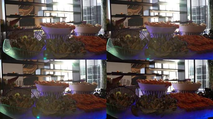 多莉在自助餐线上在冰上拍摄海鲜