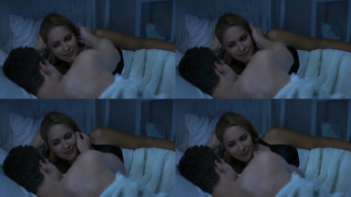 夫妻躺在床上，男性温柔地抚摸女士脸颊，浪漫关系