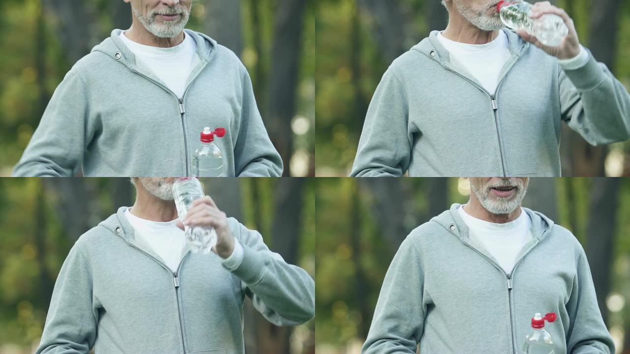成熟的男人在镜头前摆姿势喝水，恢复矿物质的平衡