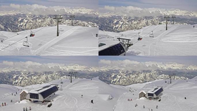 空中滑雪者在阳光明媚的滑雪胜地乘坐升降椅