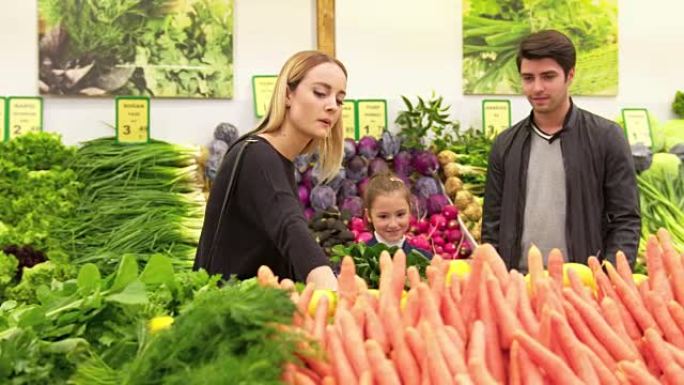 多莉: 在超市购物的家庭