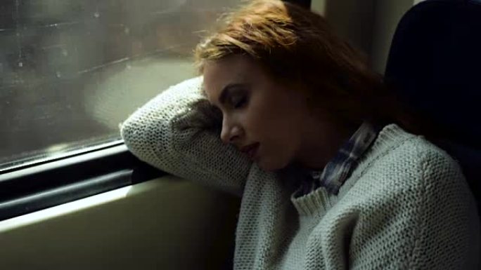 睡在火车上的女人