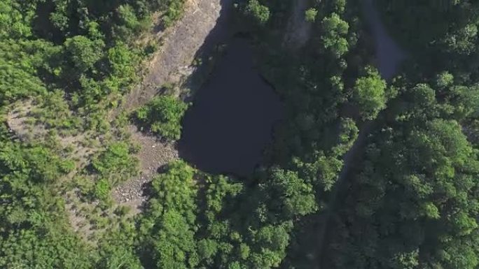 俯视图，在宾夕法尼亚州废弃露天矿底部的湖面上方的鸟瞰图