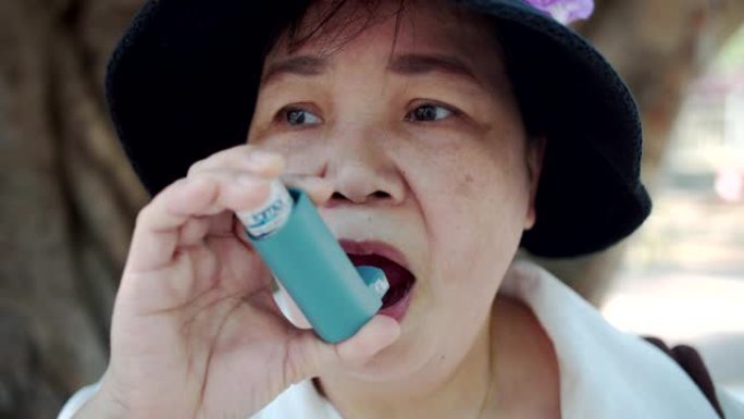 使用哮喘吸入器的老年妇女