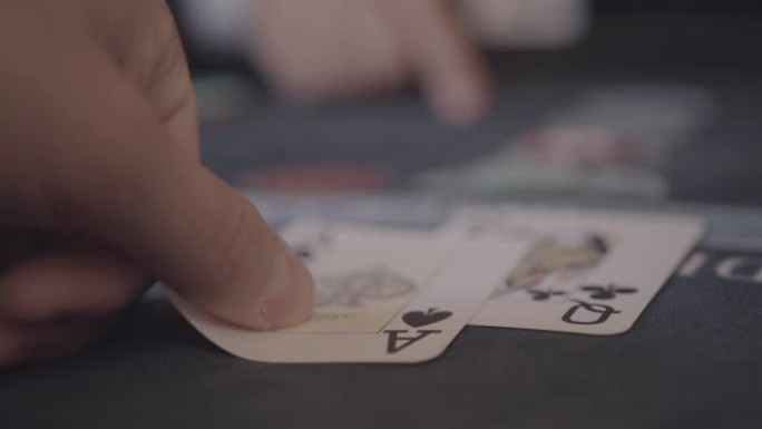 在赌场玩二十一点时玩家的手的细节