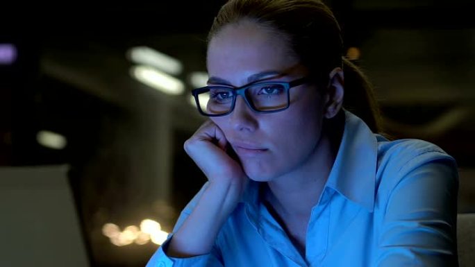 精疲力竭的商务女士看着电脑屏幕，精力不足，工作过度