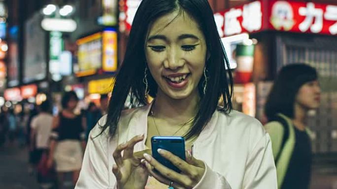 日本年轻女子在社交网络上发帖