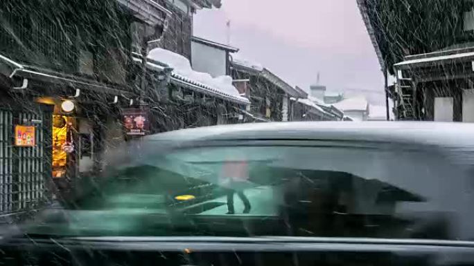 延时: 高山的游客人群降雪