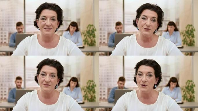 高级女建筑师从她的办公室打视频电话