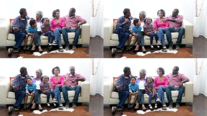 三代非洲裔美国家庭在沙发上聊天