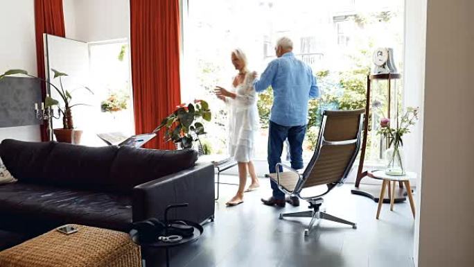 高级夫妇在家放松老年健康老年人生活退休生