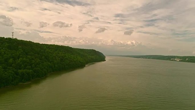 哈德逊河上帕利塞兹州际公园的静态风景。空中无人机视频。