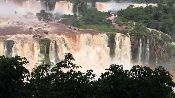 伊瓜苏瀑布，在巴西和阿根廷的边界上