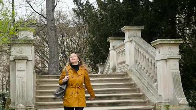 女人在楼梯上往下走。