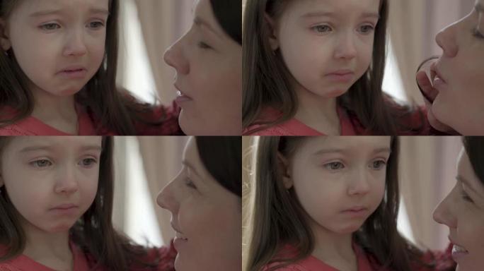 一个大眼睛哭泣的悲伤小女孩的肖像特写。小孩子很沮丧和不开心。