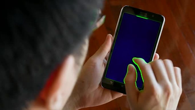 男人用手机绿屏色度键-室内场景