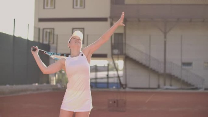 网球发球-女子网球运动员打球。夏天在外面打网球。适合女运动员练习。健康积极的运动生活方式。