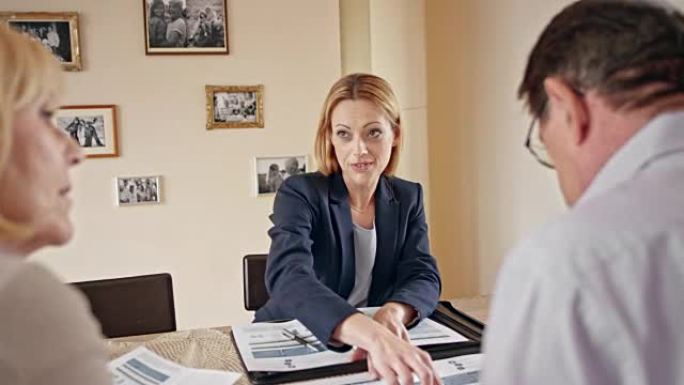 女性高加索保险代理人为家里的高级客户提供咨询