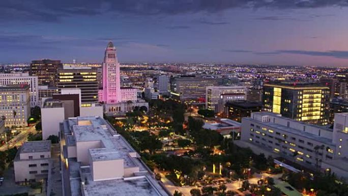 日落时飞越大公园和洛杉矶市政厅