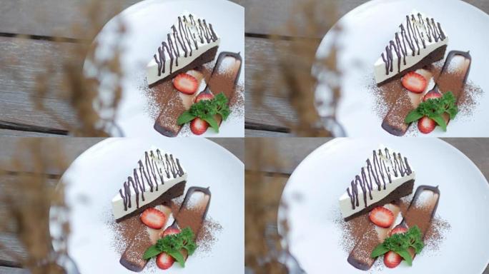 木制桌子上有草莓的白巧克力蛋糕
