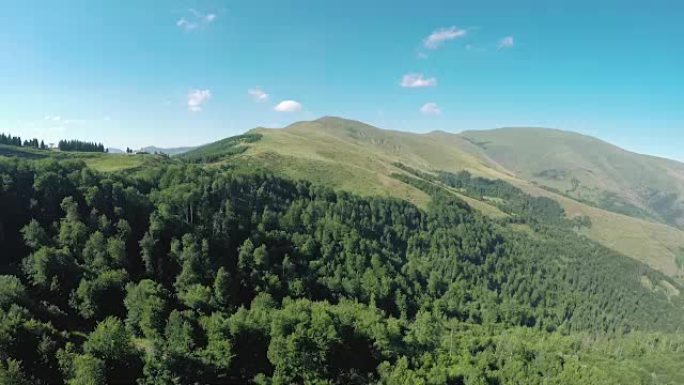 美丽的山的鸟瞰图