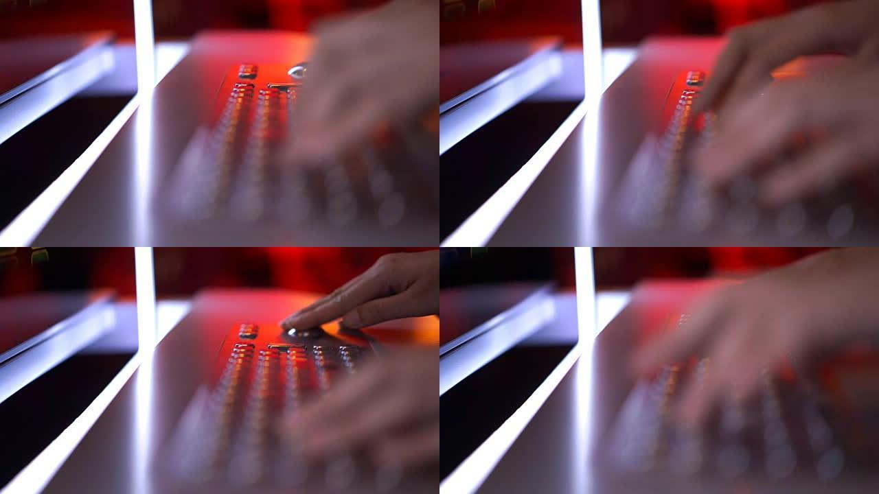 金属技术电脑键盘上的CU女性手打字