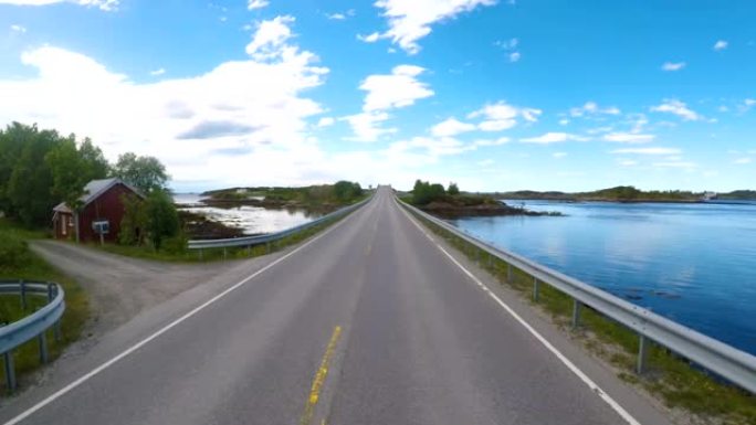 在挪威的公路上驾驶汽车大西洋公路或大西洋公路 (Atlanterhavsveien) 被授予 “世纪