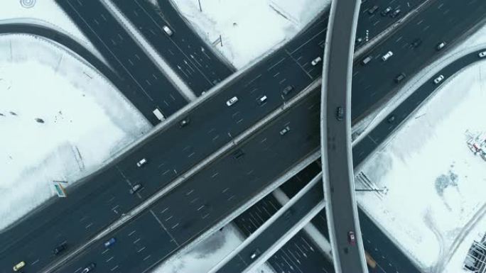 冬季白雪覆盖的高速公路交叉口的鸟瞰图。