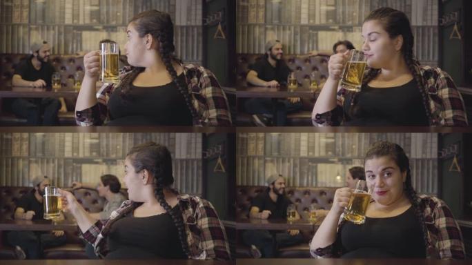端着辫子的丰满女人坐在吧台旁，端着一杯啤酒，两个男人喝酒