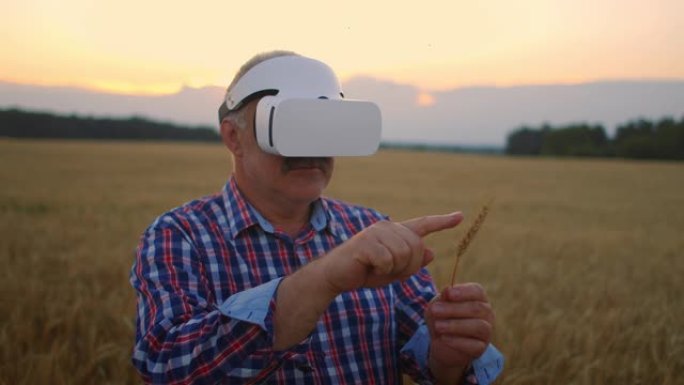 戴着虚拟现实头盔的老年农民在农田里种植粮食作物。夕阳下，一位老人坐在拖拉机上，戴着虚拟现实眼镜。VR