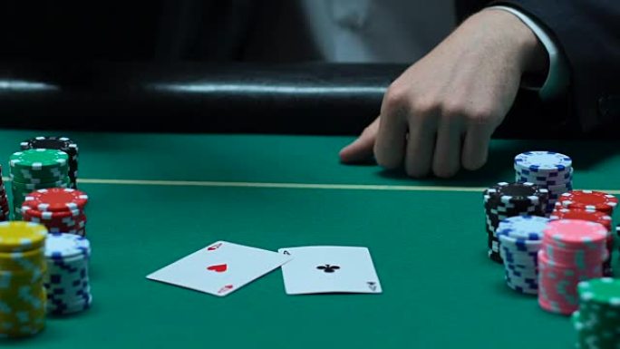 扑克玩家开牌，显示一对a，手中运气，胜利