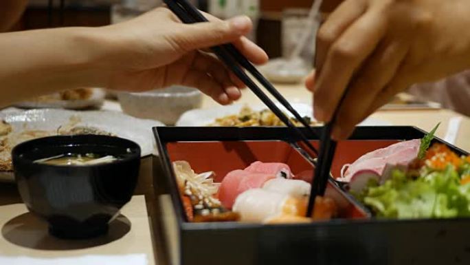 家人喜欢在餐桌上吃日本料理