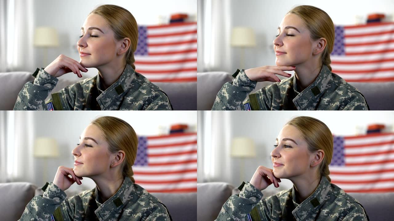 微笑着的美国女兵穿着军装，背景是美国国旗