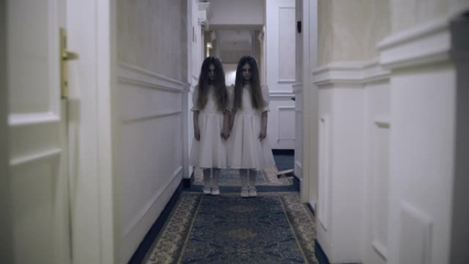穿着白色连衣裙的奇怪双胞胎女孩迅速在大厅里移动，万圣节惊悚片