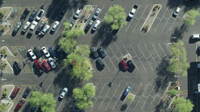 地面停车场的静态自上而下的无人机拍摄