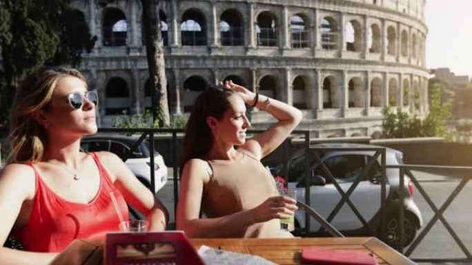 罗马体育馆下的酒吧旅游妇女