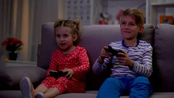 小男孩赢得电子游戏回合，姐姐不高兴，参加比赛