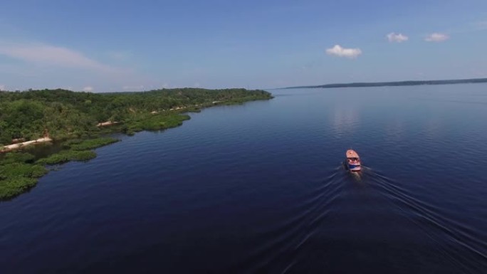 船在巴西亚马逊的里约内格罗 (Rio Negro) 上行驶