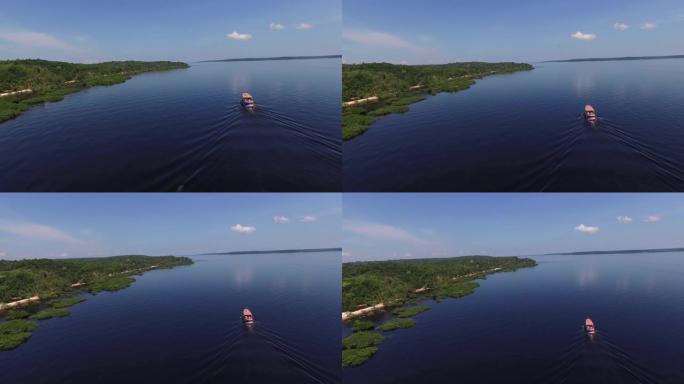 船在巴西亚马逊的里约内格罗 (Rio Negro) 上行驶