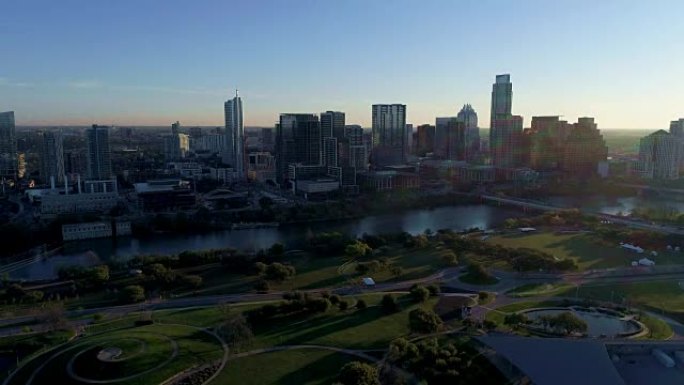 奥斯汀得克萨斯日出从远处俯瞰整个公园区域在南部的第一天，通过首都周围的西南鸟瞰图