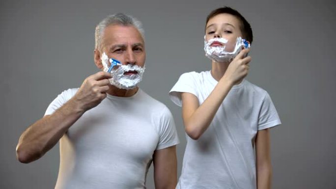 快乐的成年男人和青春期男孩刮胡子，孩子教做男人，晨间仪式