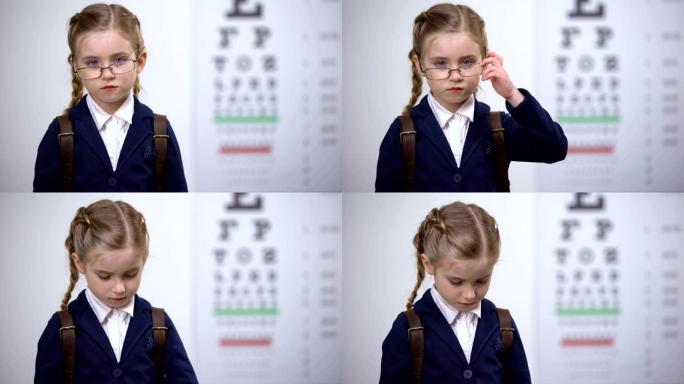 女学生戴着破眼镜哭泣，被同龄人欺负眼镜