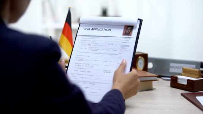 使馆员工批准签证申请，桌上的德国国旗，授权