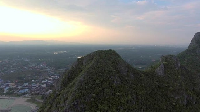 黄昏时翻山